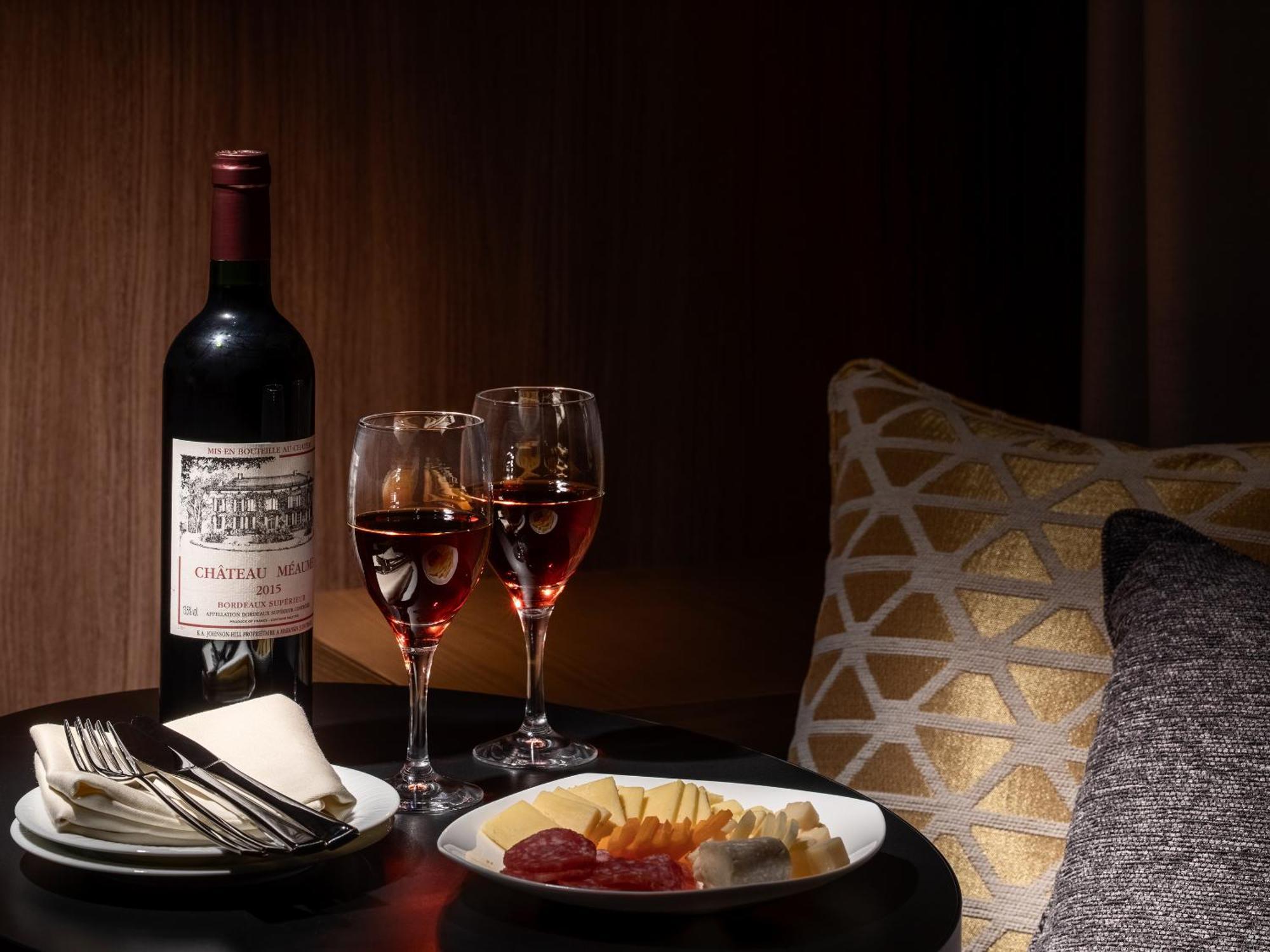 Mitsui Garden Hotel Roppongi Tokyo Premier Esterno foto A bottle of Château Margaux 1994